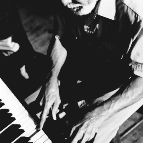 Rubén González