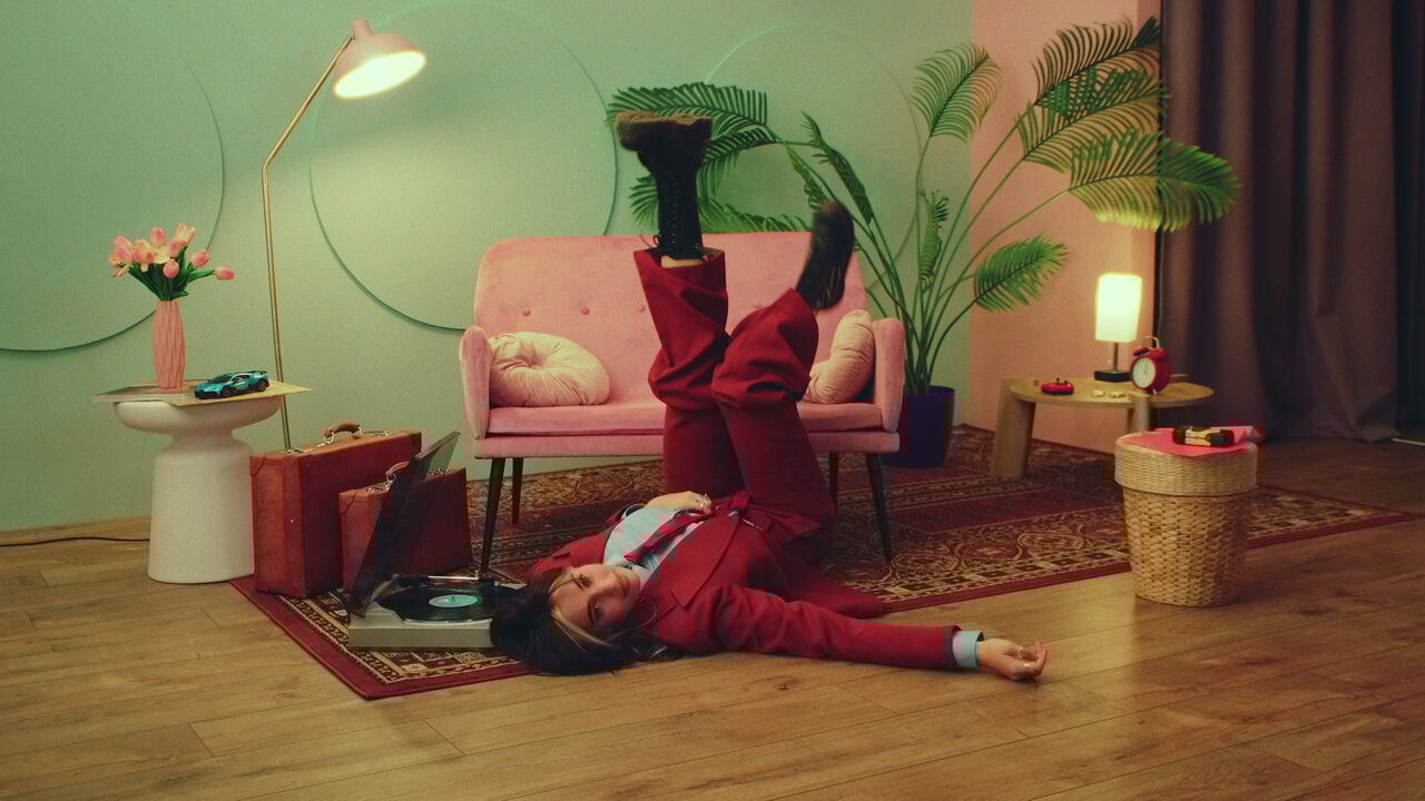 O.M.G. (Visual Video)