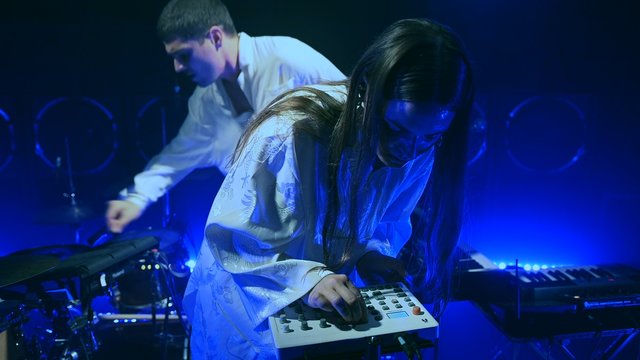 ÄTNA are LIVING IN A BOX