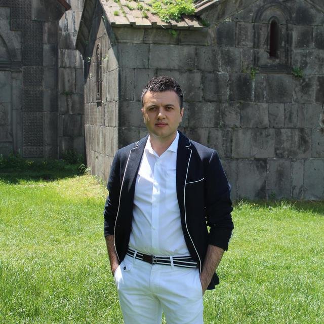 Лепестками роз