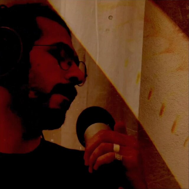 بقبلش