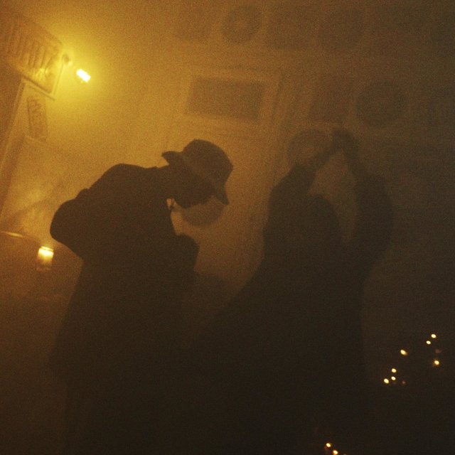 Humo (feat. Abril Gi)