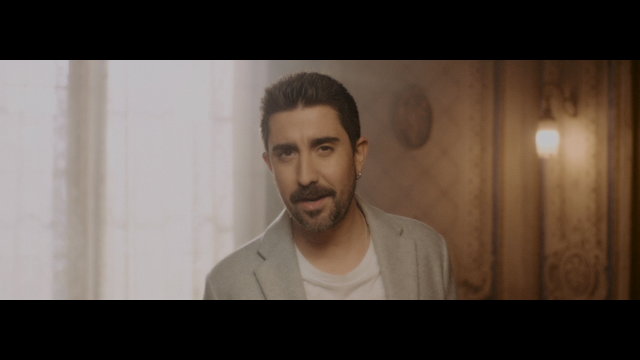 Ella vive en mí (feat. Antonio Orozco)