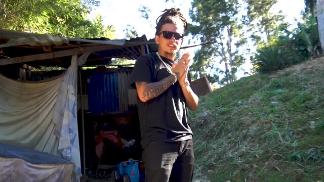Que Esta Sucediendo  (feat. Charly Bless, Myztah Gonzo  & Rhenno)