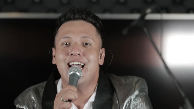 Giro La Moneda (En Vivo)