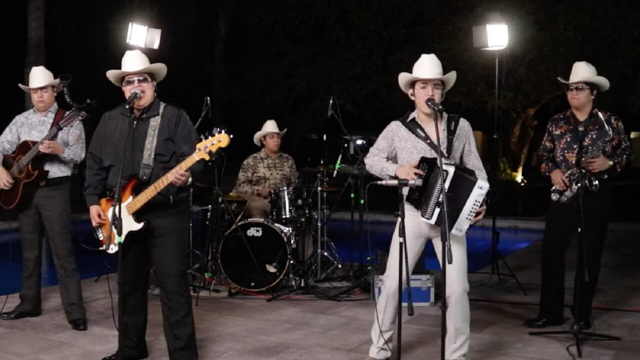 Al Estilo De Mi Tierra (En Vivo)