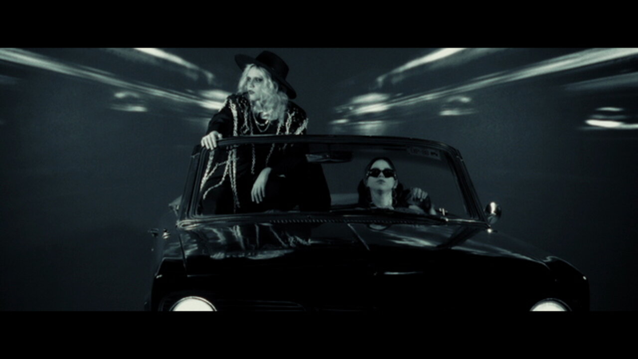 FBI (feat. Paty Cantú)