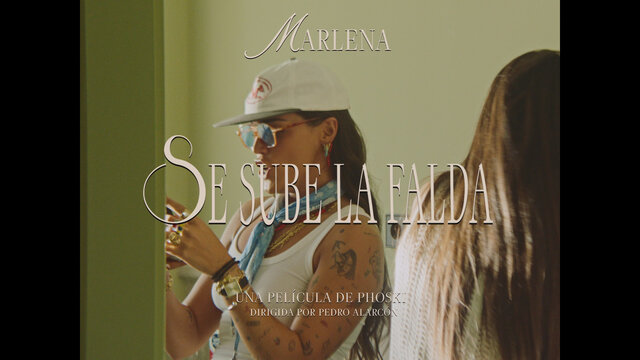se sube la falda