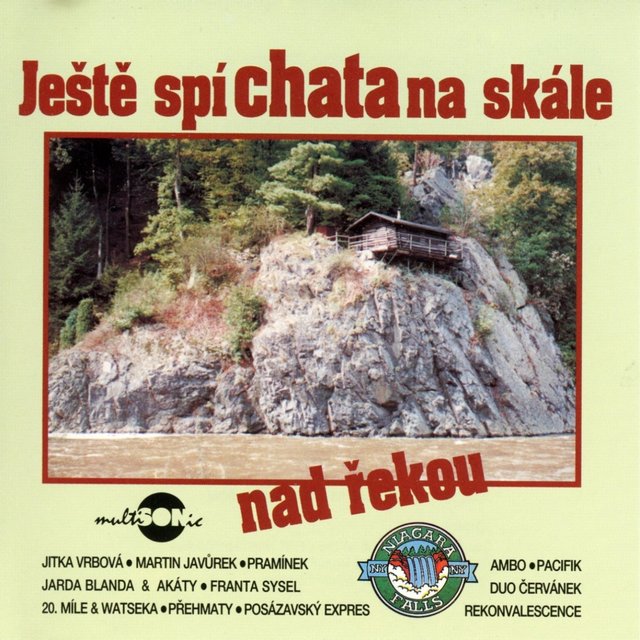 Ještě Spí Chata Na Skále Nad Řekou