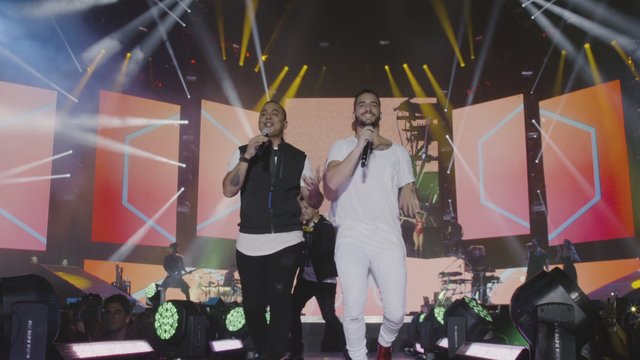 Vivo Pensando En Ti (En Vivo) (feat. Maluma)