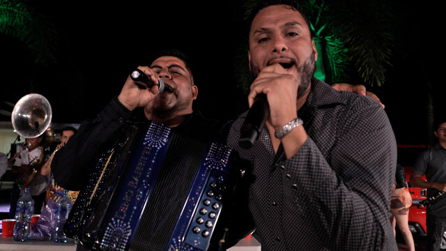 Que Mala (En Vivo)