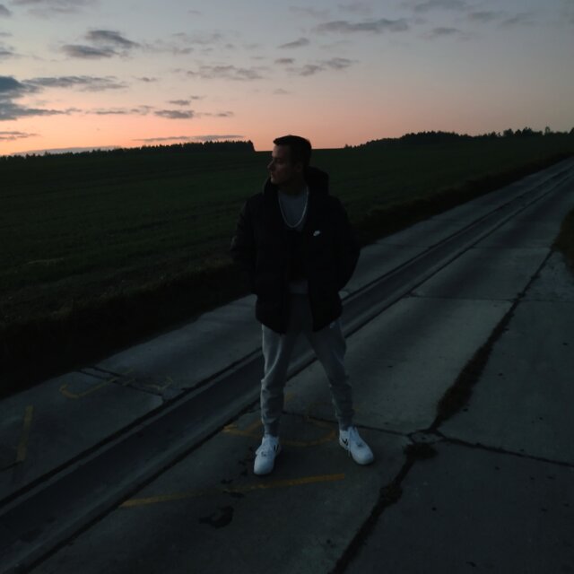 WYJĄ SYRENY, HUCZĄ ALARMY
