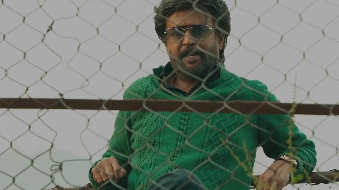 Ilamai Thirumbudhe (Tamil Lyric Video)