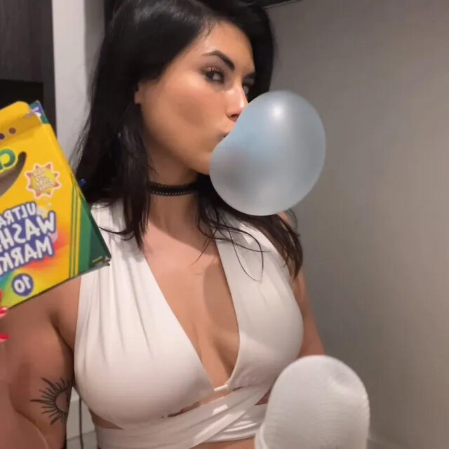 ASMR | Putting markers on my lips and blowing some juicy bubbles on your ears