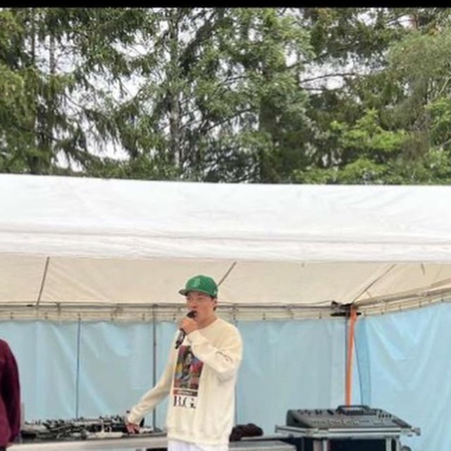 Kuuntele  (Live)