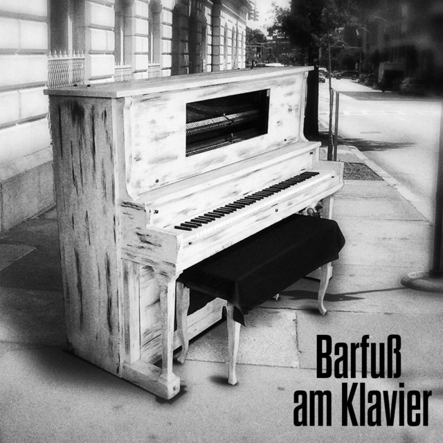 Barfuß am Klavier