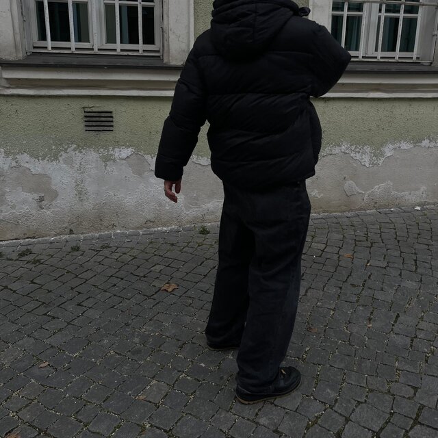 HINTER KAPUTTER FASSADE