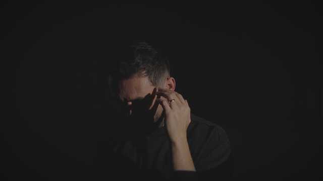 ראיתי ילדה שדיברה אל הקיר