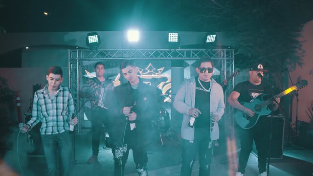 Me Subo Al Avion (feat. Alto Legado De Mexicali)