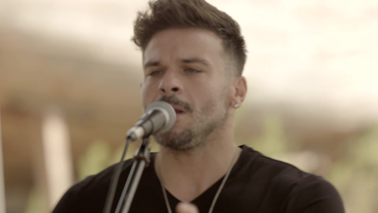 Duele Amarte Así (feat. Pedro Capó)