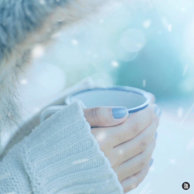 A day of white snow [A cup of cocoa]