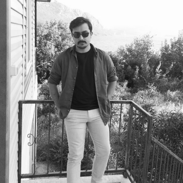 Uzaklardayım