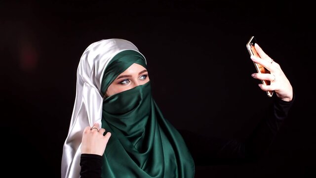 हम तो तेरे हैं आशिक, परदा-ए-इश्क़ तेरा, समझ लिया है, क्या है इशारा