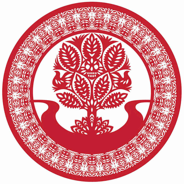 Cień chmury nad ukrytym polem