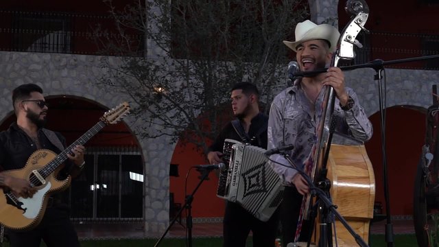 Bajo Mil Llaves (En Vivo)