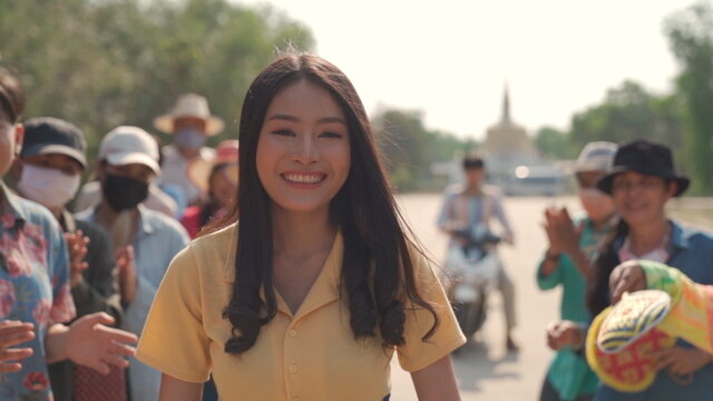 ผู้บ่าวรถแห่แหย่ลูกสาวเจ้าภาพ