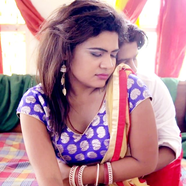 Fon Par Chumma Det Rahalu (Bhojpuri Romantic Song)