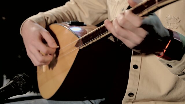 Bahçelerde Mor Meni (feat. Aylin Demir) (feat. Aylin Demir)