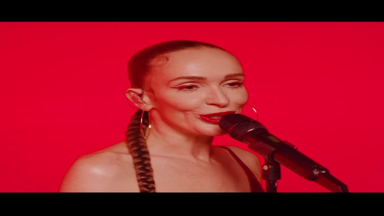 Don’t fall in love with me  (Live Performance )