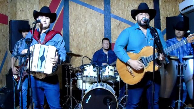 Ni Pariente Somos/El Dorado/ La Banda del Carro Rojo