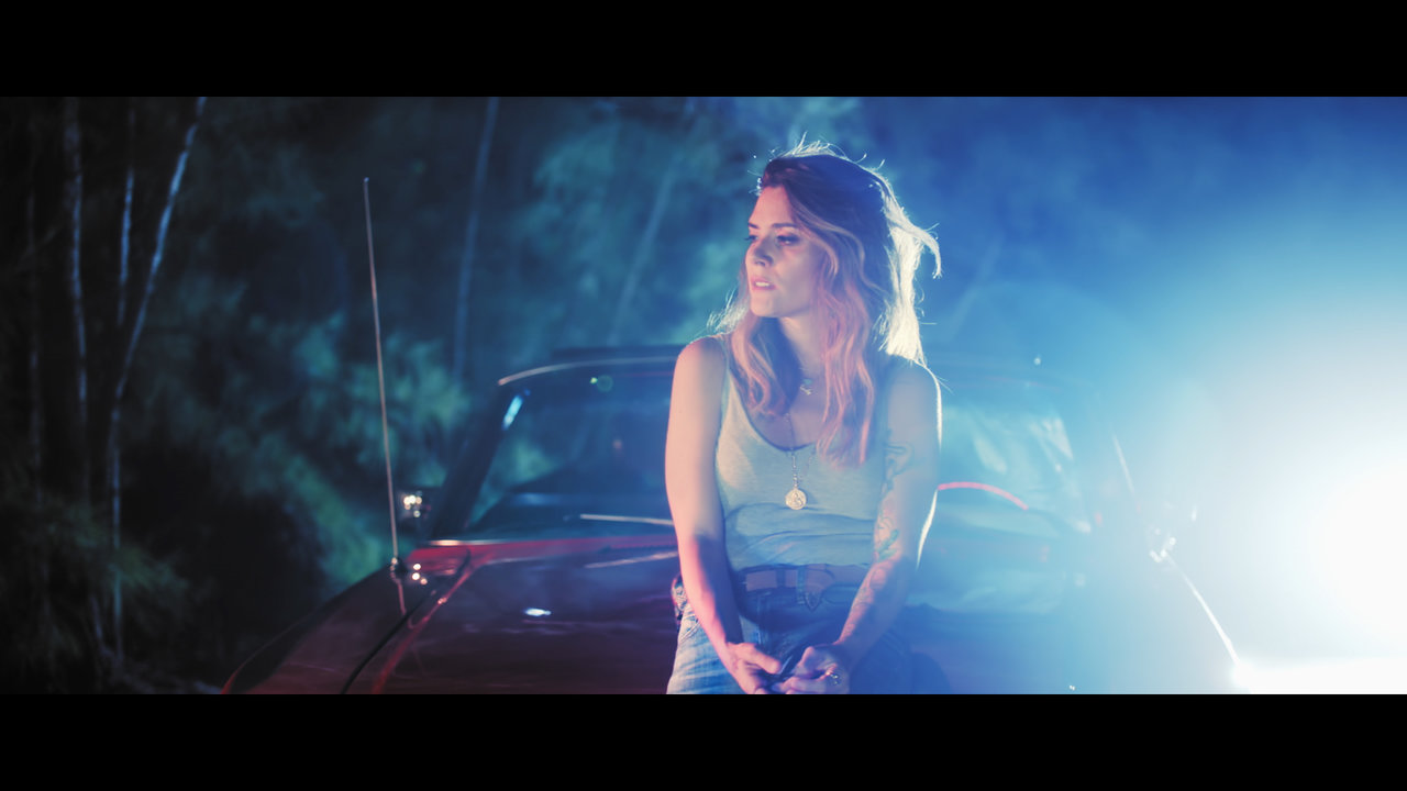Aunque Sea Un Momento (Official Video)