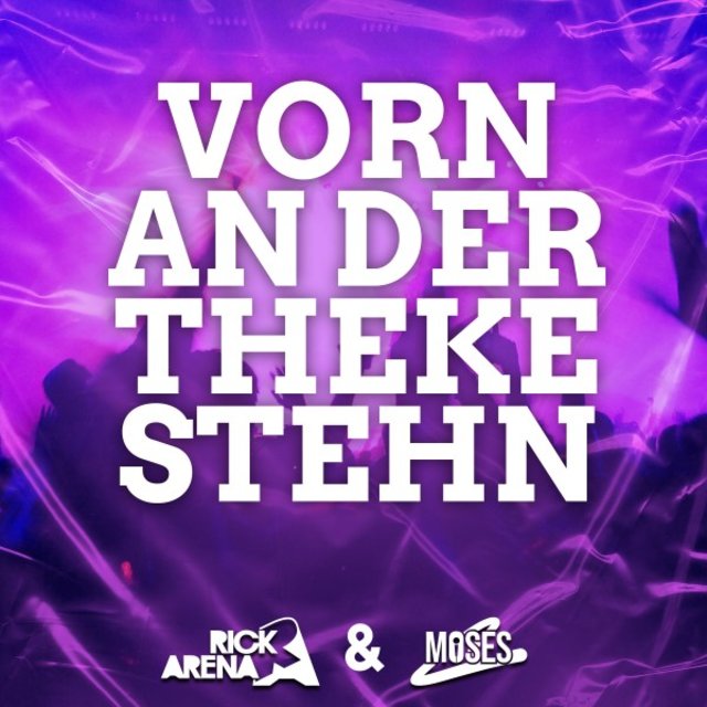 Vorn an der Theke stehn