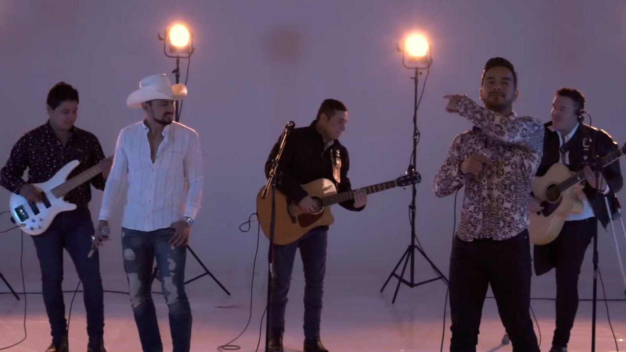 Estos Celos (En Vivo)