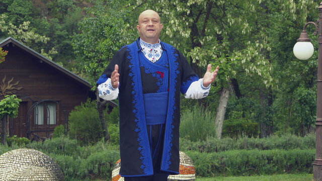 Поведи, куме, хорото