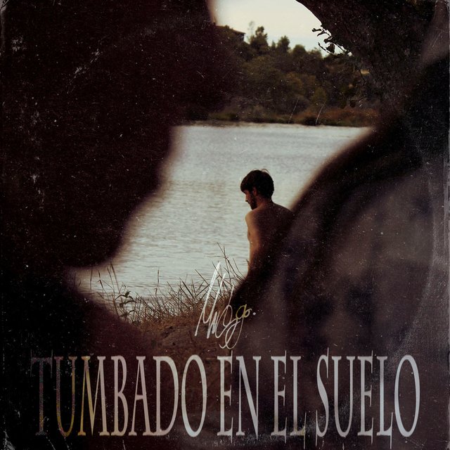 Tumbado en el suelo