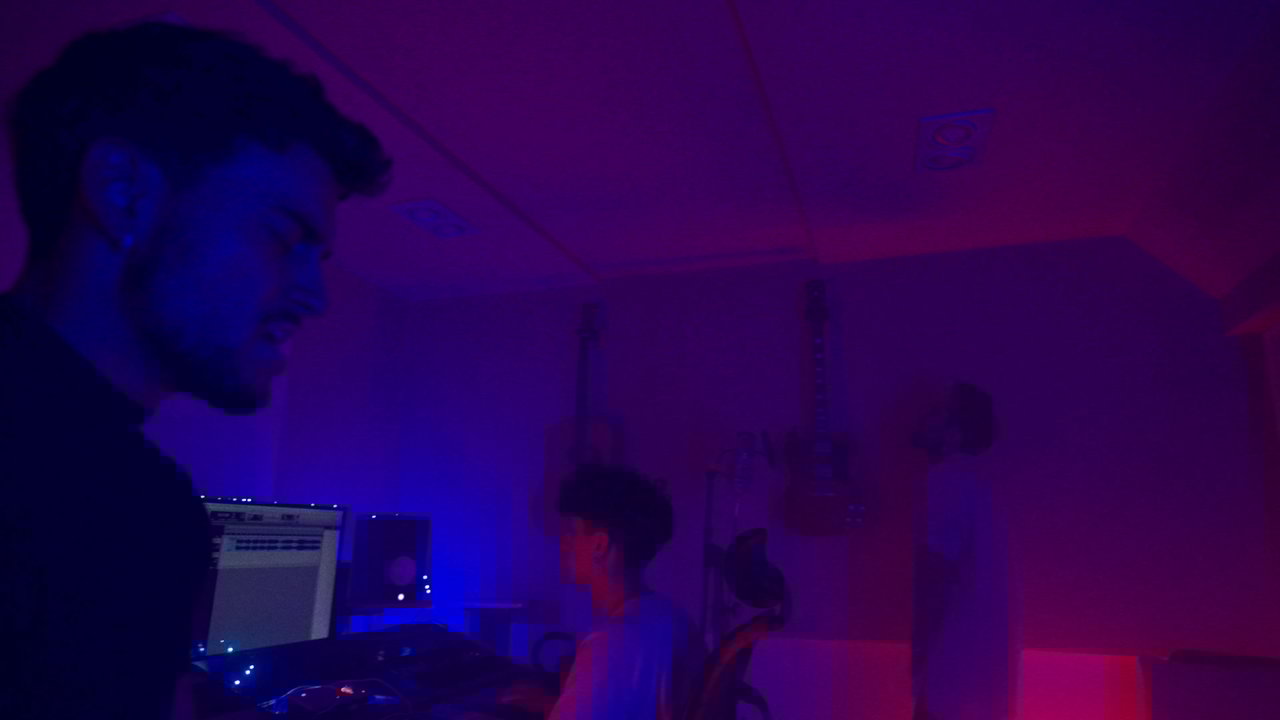 En Otra (Official Visualizer)