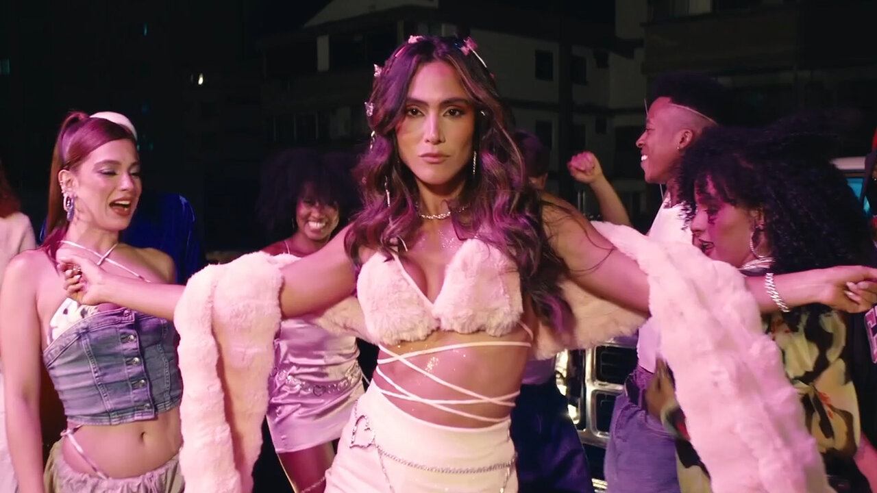 Un Poco Mas (Official Music Video)