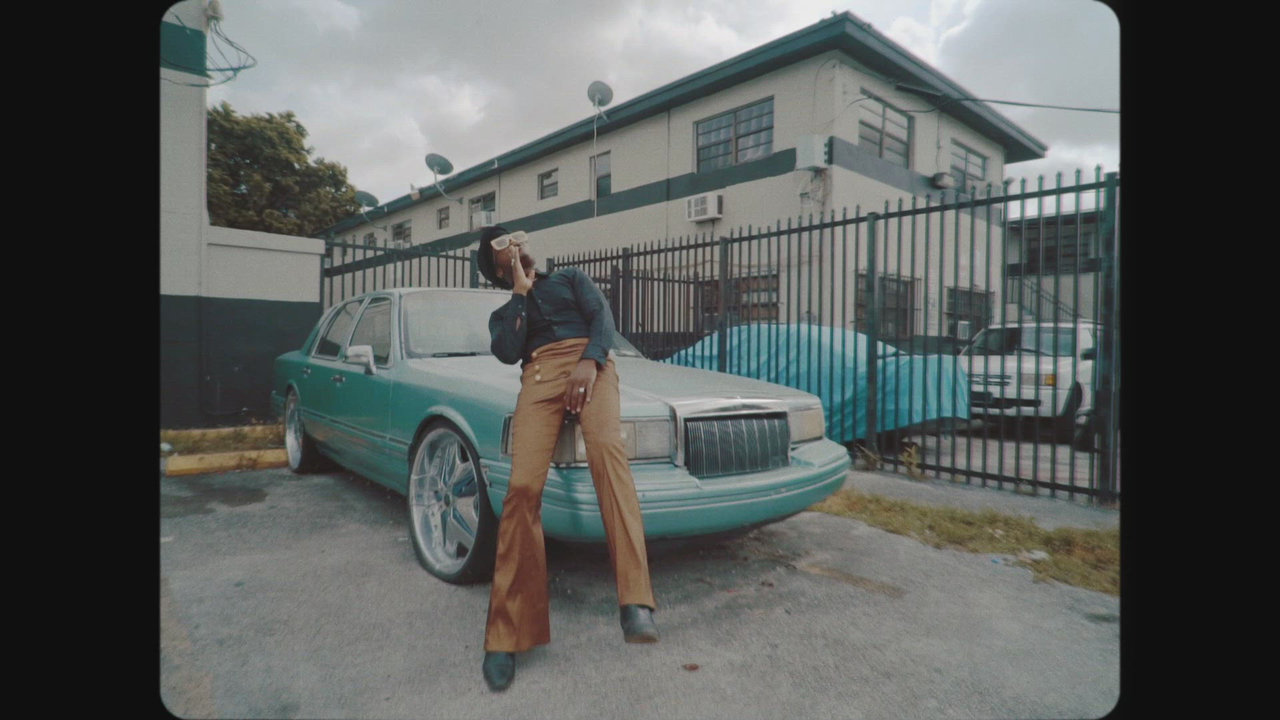 Caramelo (Official Music Video)
