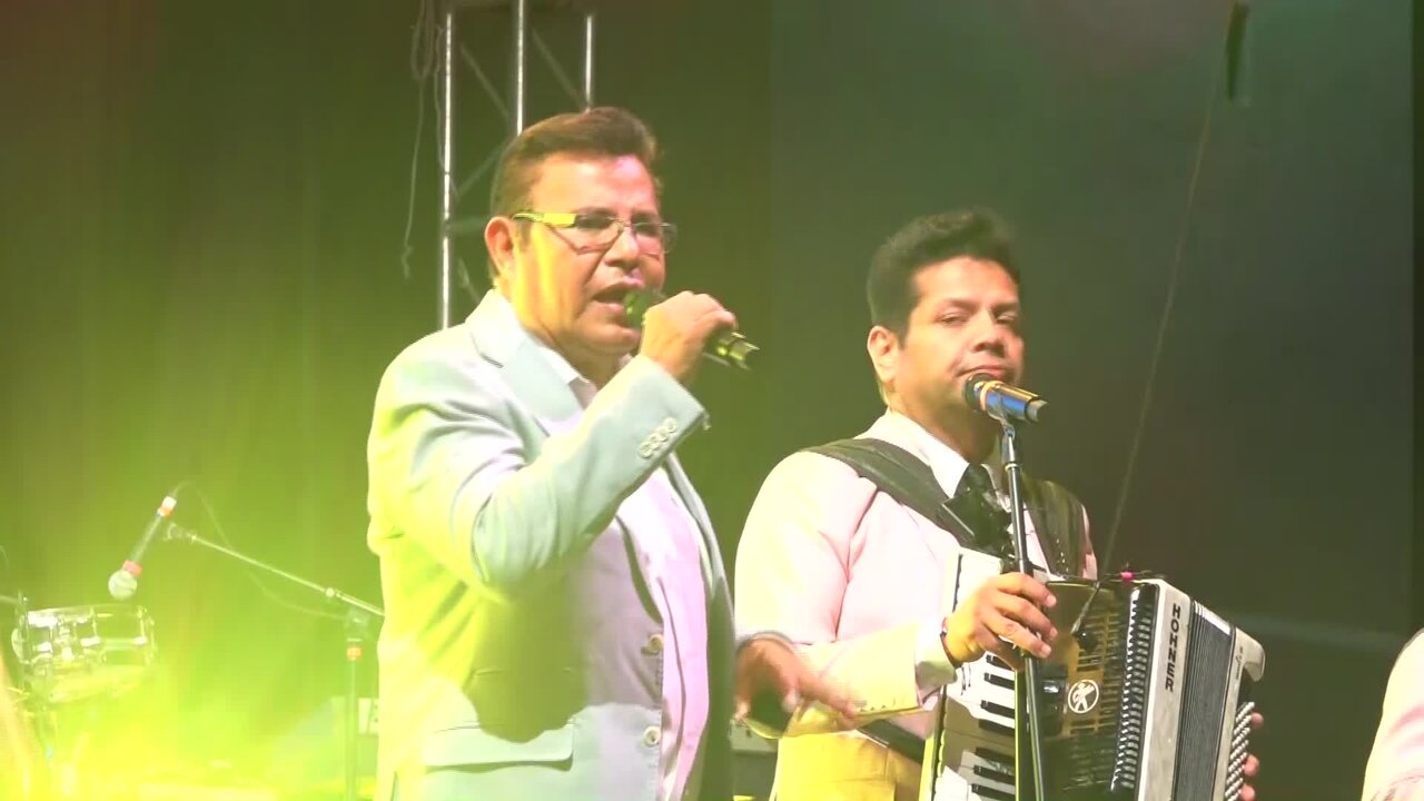Amores de Cumbia (En Vivo Desde Puebla)