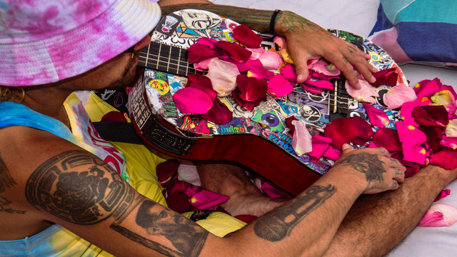Umbrales de rosas (Official Video)