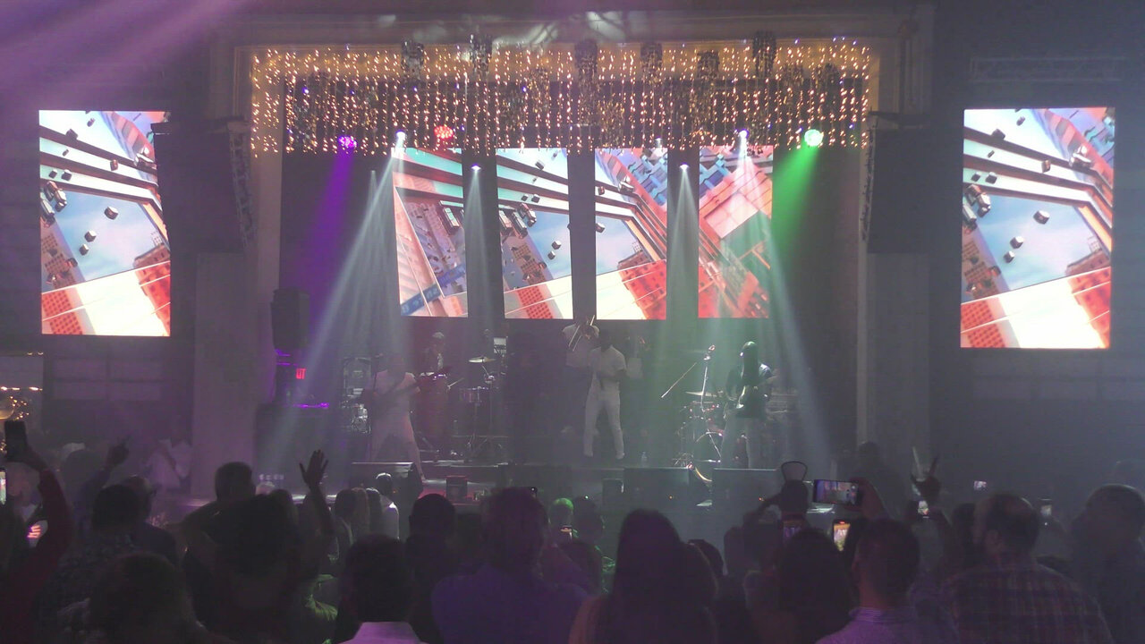 Medley Intro: Latinos / Mueve La Cadera / Nadie Como Tu
