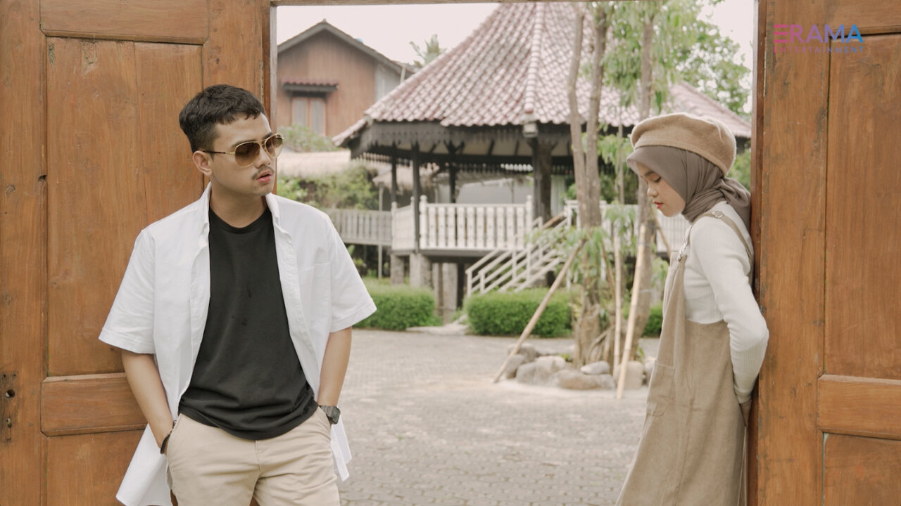 Ressa Ft. Naufal Azrin - Takkan Berpaling (Official Music Video)