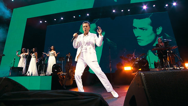 Un Muchacho Como Yo (En Vivo Estadio Luna Park) (Official Video)
