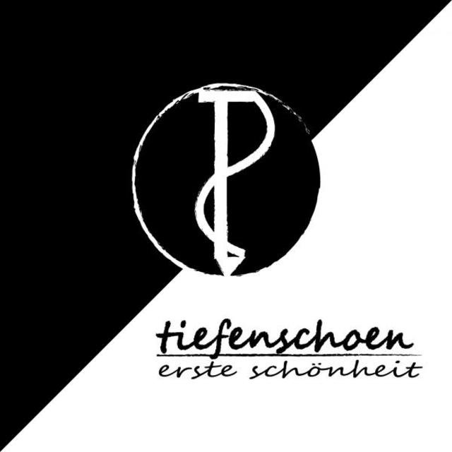 Erste Schönheit
