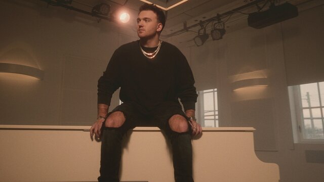 CRY PRETTY (Official Music Video)