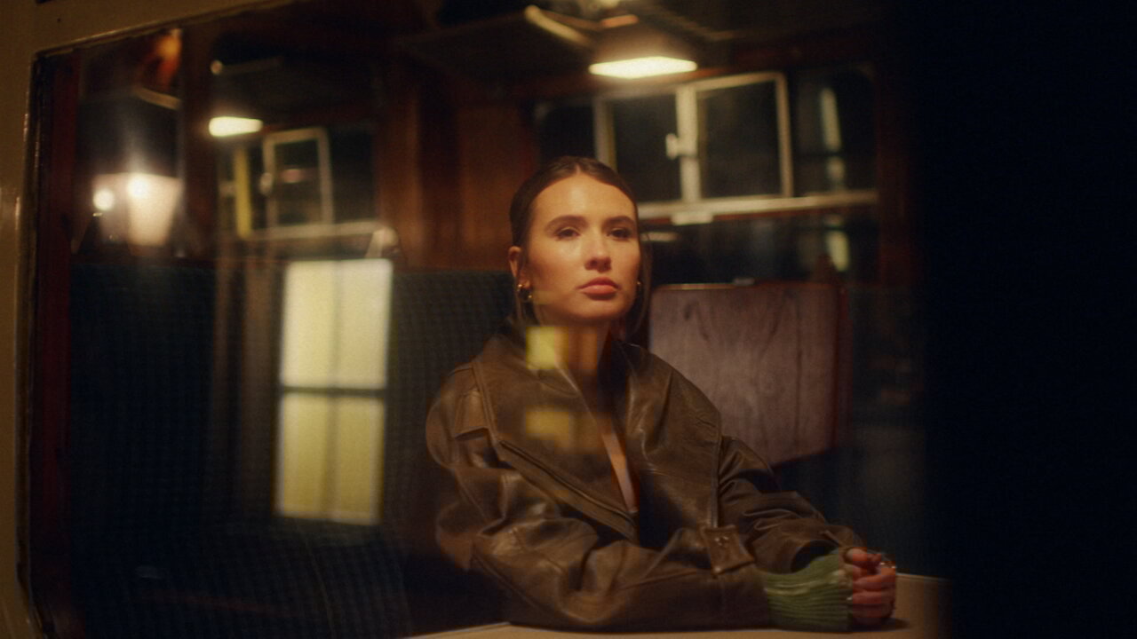Last Train To London (I Won't Look Back) (Official Music Video)